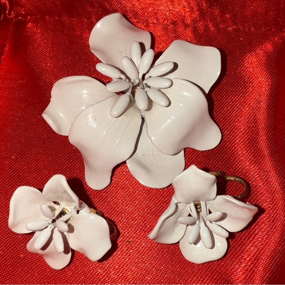 Vintage White Floral Jewelry Set of three pieces